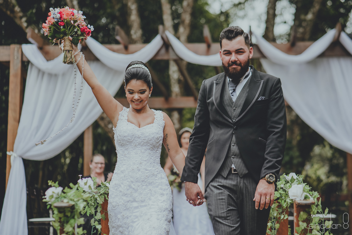 Saída dos noivos em casamento de dia Mairiporã Sítio Della Torre