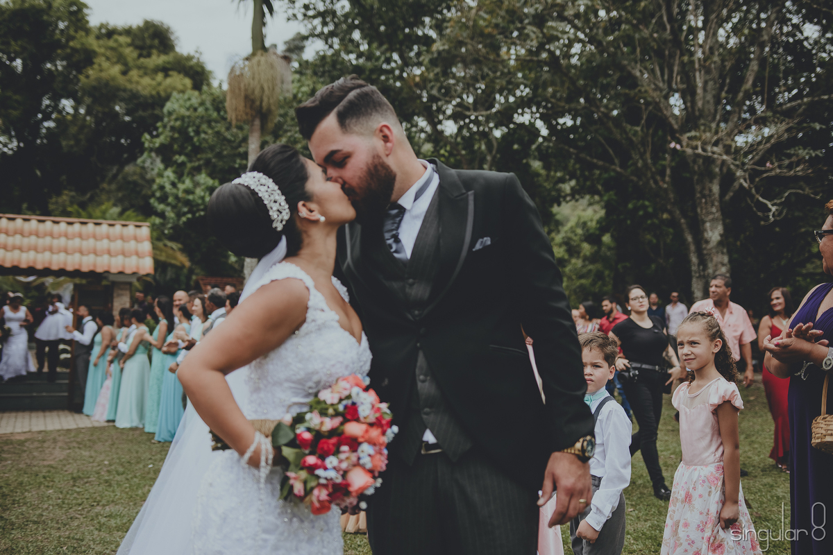 Beijo dos noivos em casamento duplo em Mairiporã