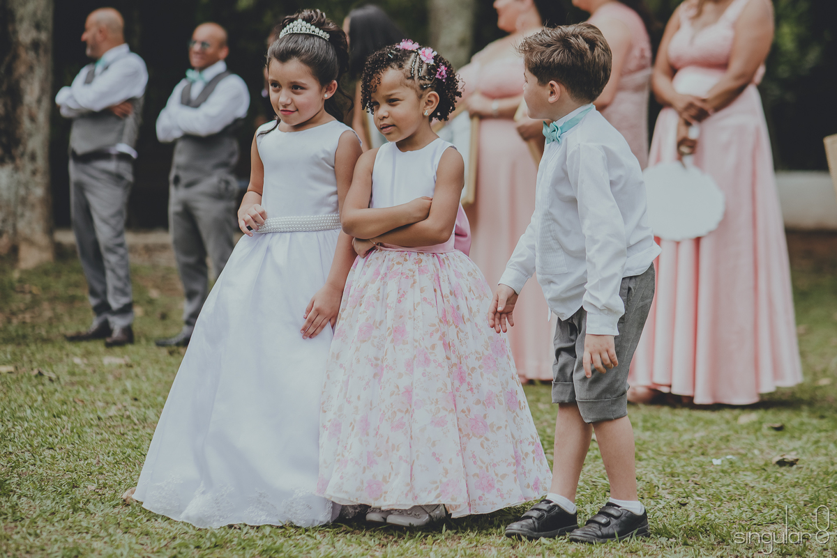 Fotografia de damas e pajem em casamento de dia