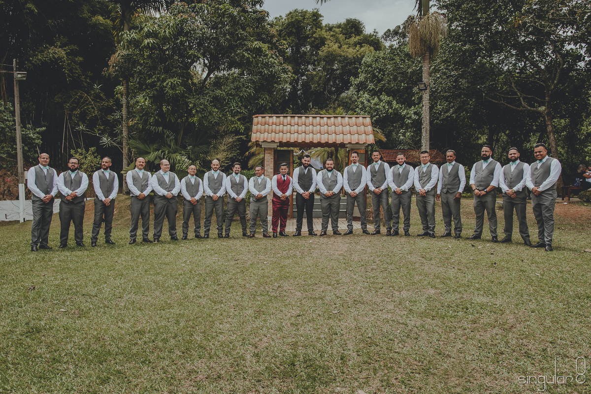 fotografia de padrinhos com colete em casamento de dia