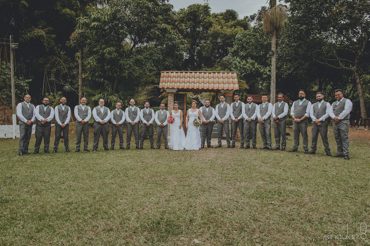 fotografia de casamento duplo com todos os padrinhos de colete