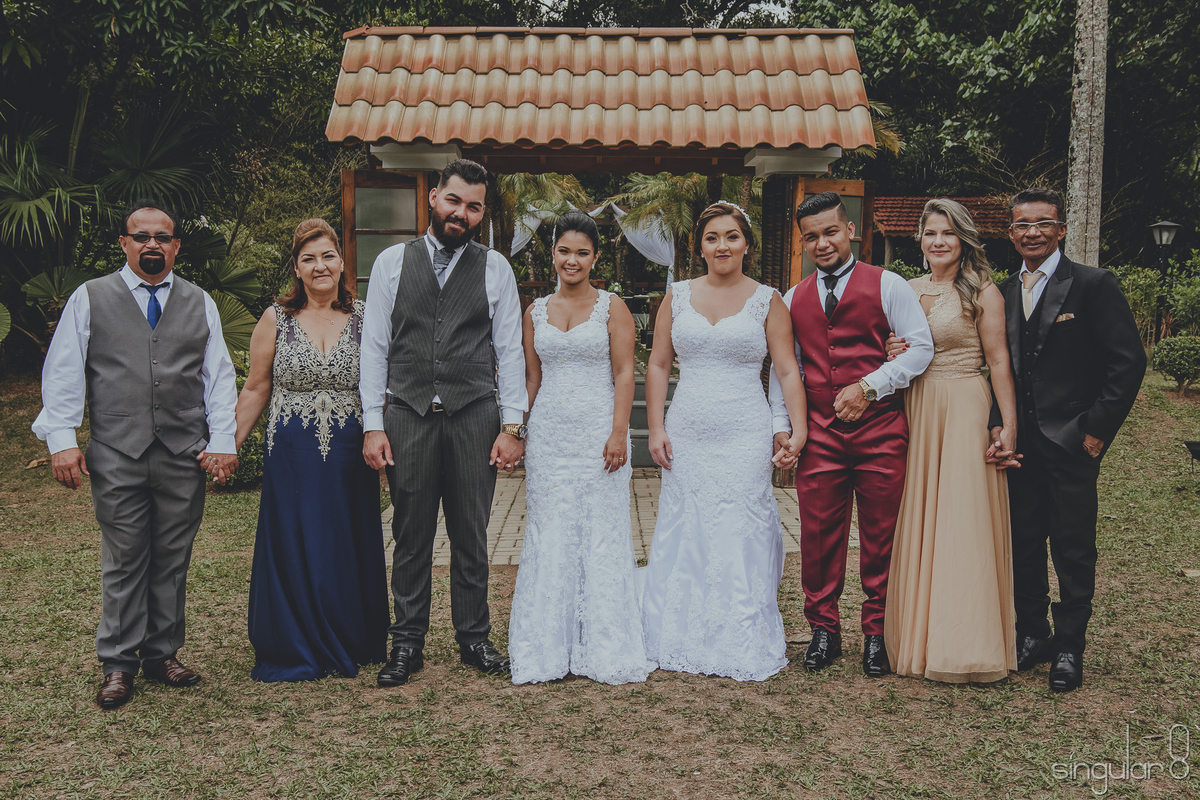 fotografia da família dos noivos em casamento duplo no sítio Della Torre