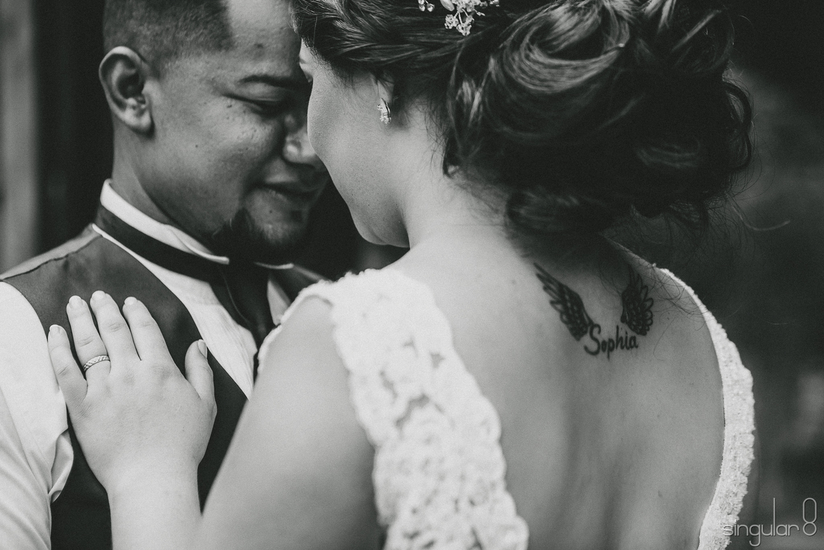 Noivo emocionado com a noiva em casamento no Sítio della torre