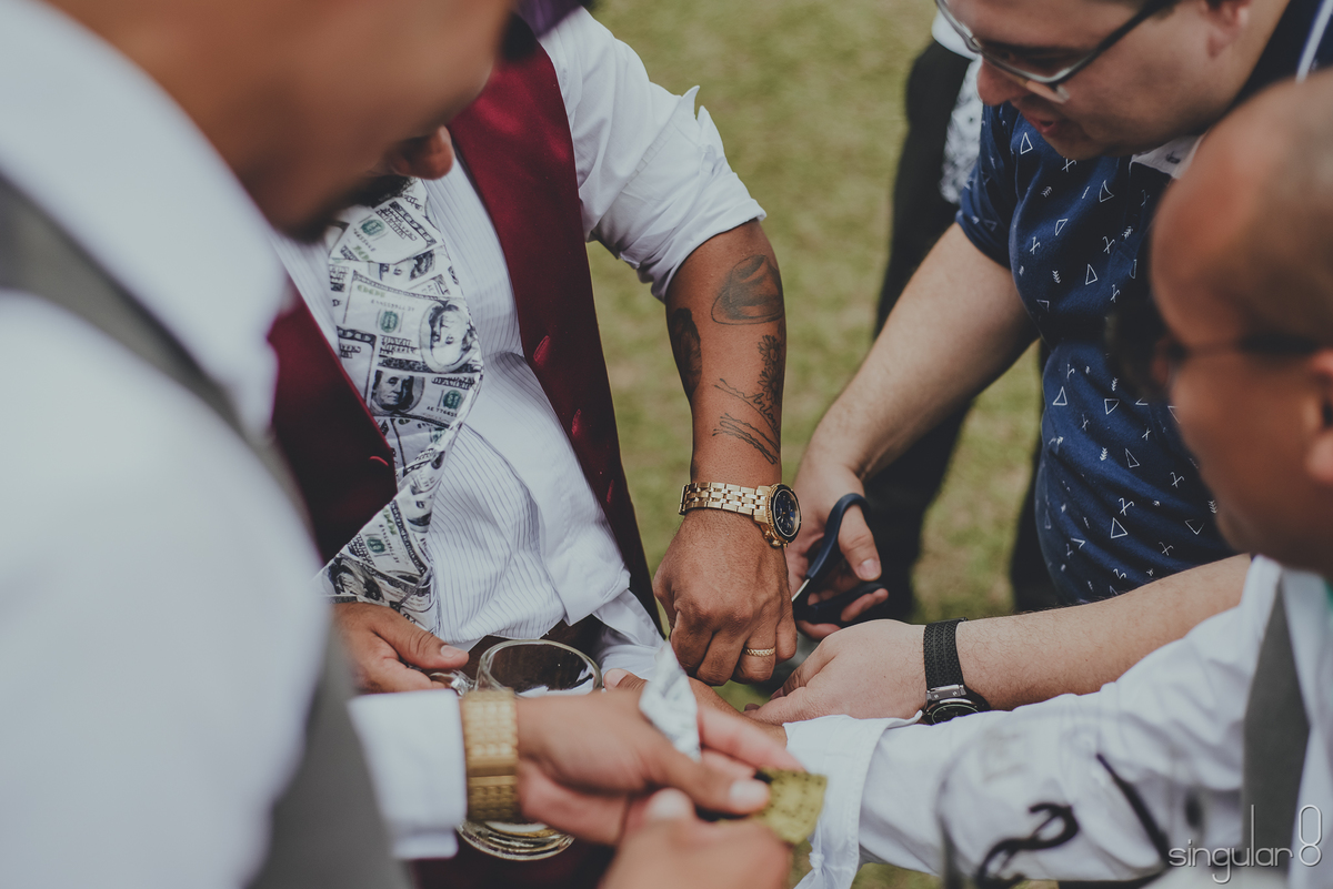 Padrinhos cortando a cueca do noivo na hora da gravata