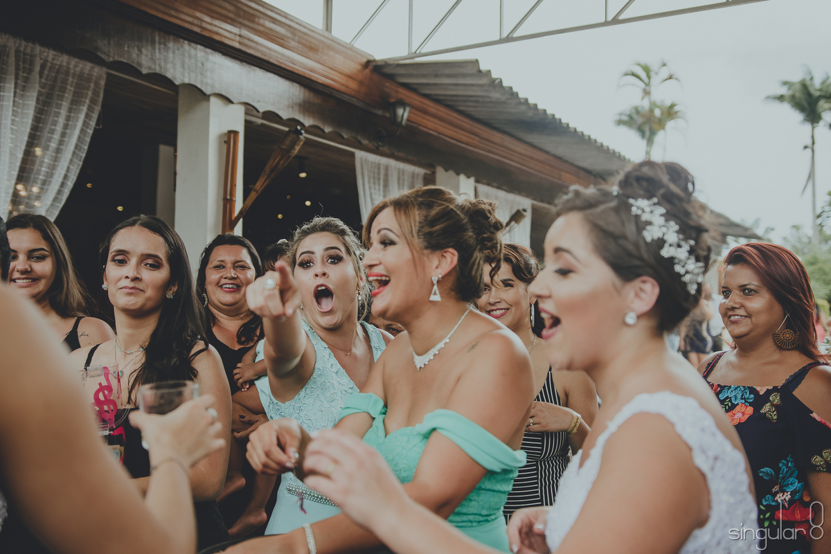 Madrinhas passando sapatinho da noiva em casamento duplo no Sítio Della Torre