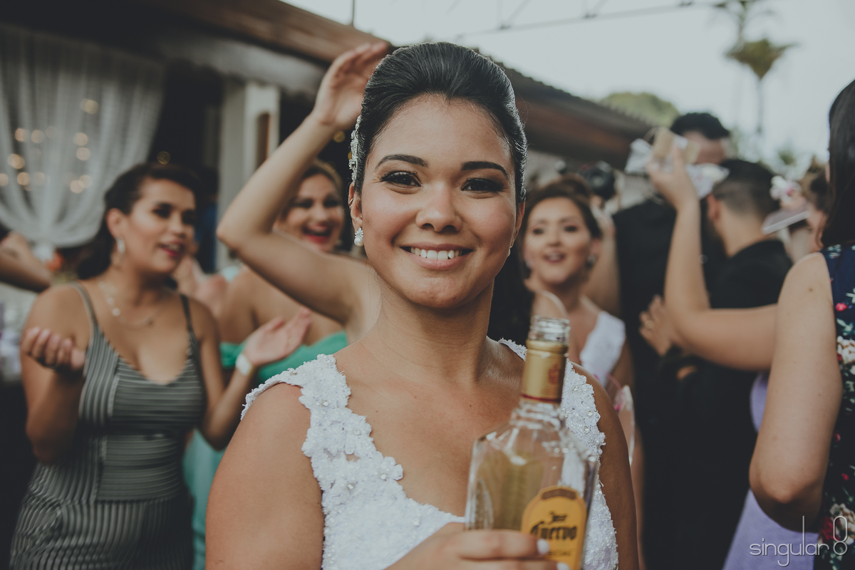 Noiva tomando tequila em casamento de dia