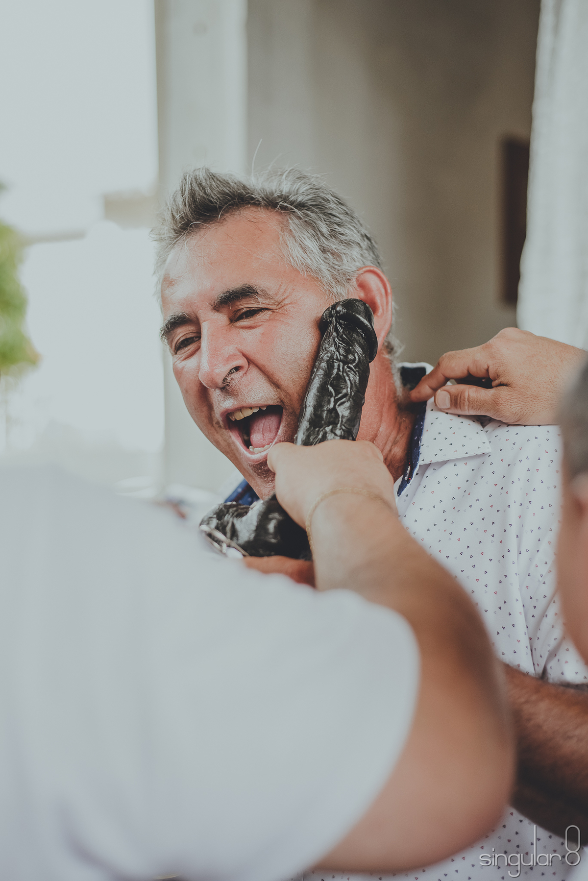 Noivo passando um pênis de brinquedo na hora da gravata