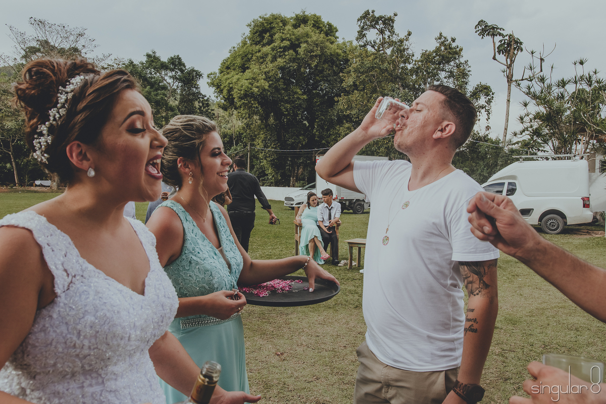 Noiva passando o sapato com tequila para os convidados