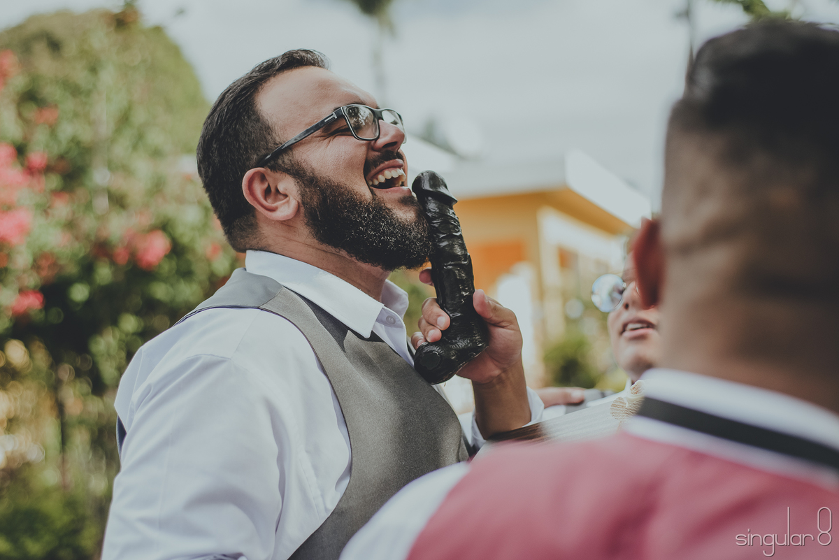Padrinho com pênis de brinquedo em casamento de dia