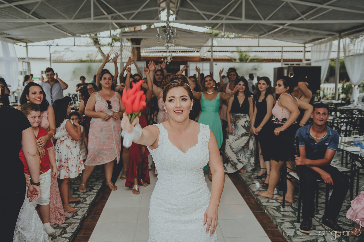 Noiva jogando bouquet de pimenta em casamento no sítio Della Torre