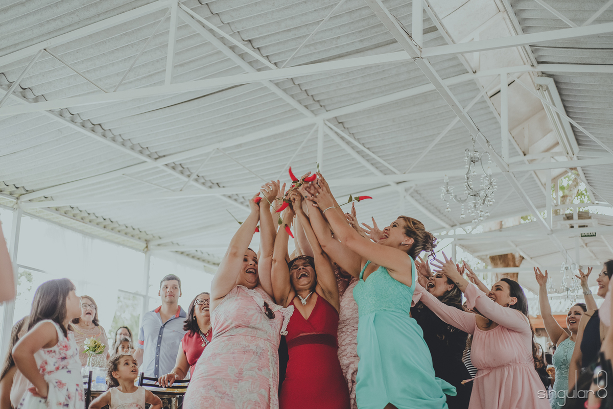 Briga para pegar o bouquet de pimentas em casamento de dia