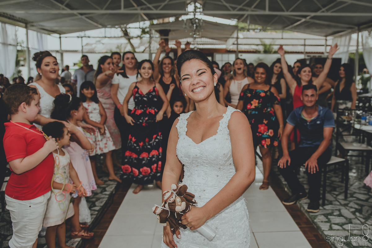 Noiva jogando santo antônio para solteiras