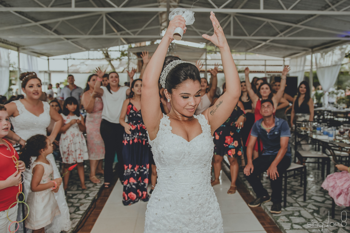 Noiva jogando bouquet em festa de dia 
