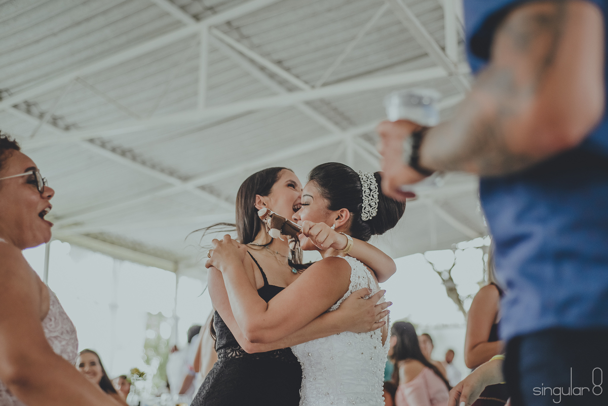 Noiva jogando Santo Antônio em casamento de dia 
