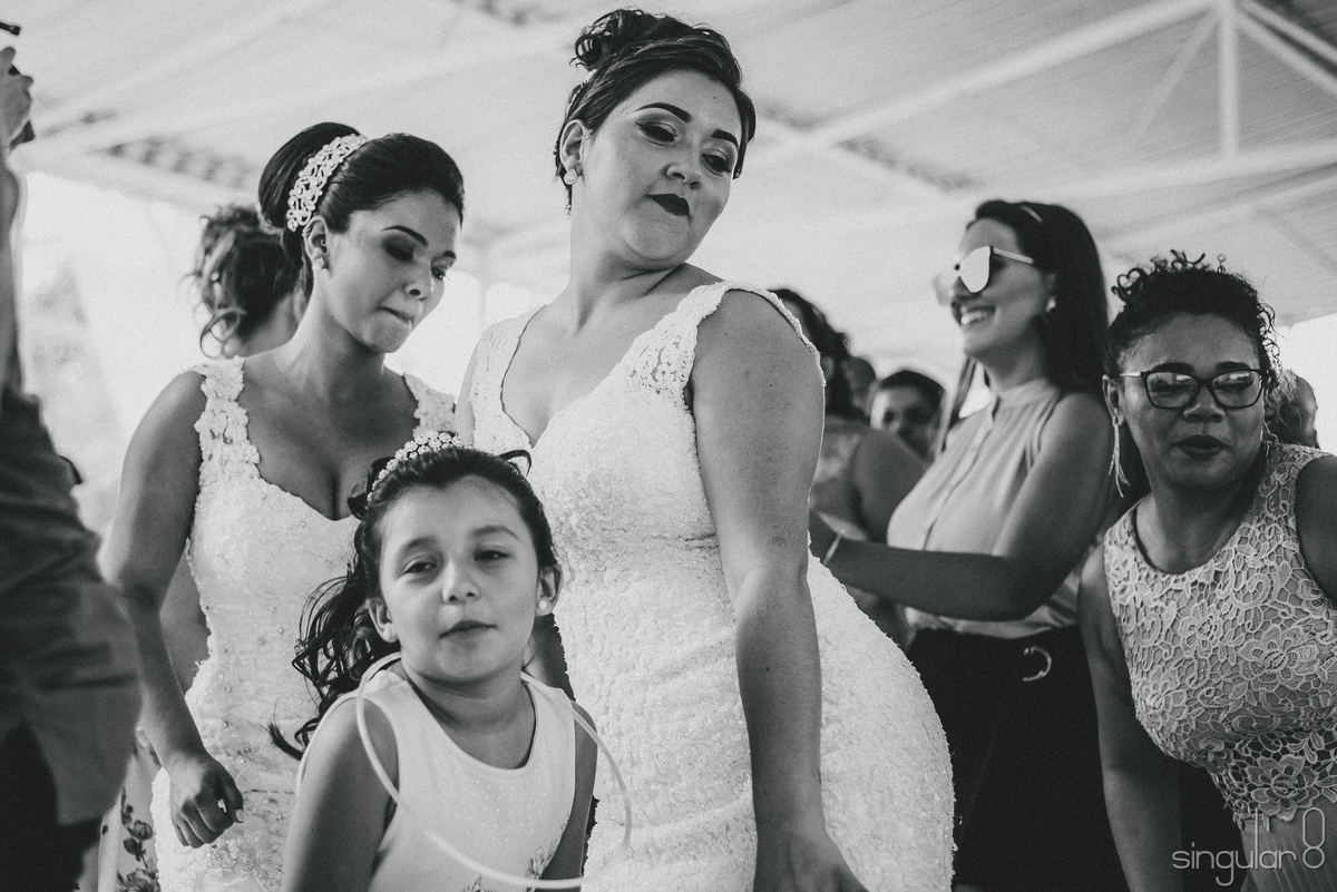 Noivas curtindo a festa no casamento no Sítio Della Torre