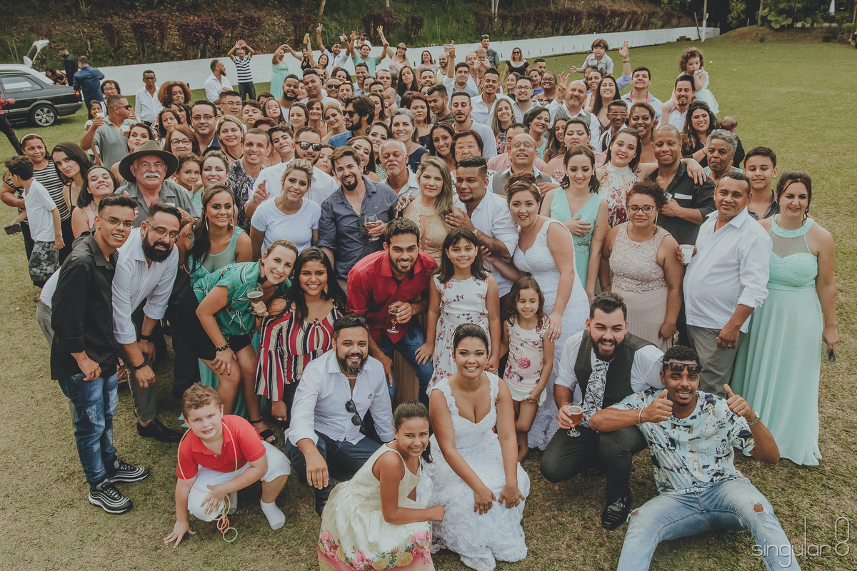 Foto de todos os convidados no final da festa no sítio Della Torre