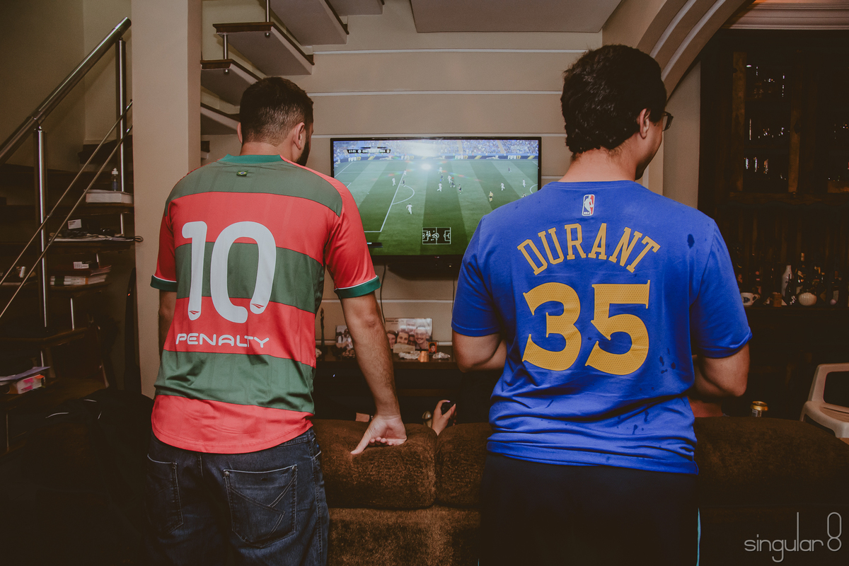 noivo jogando video game com os amigos em making of em casa