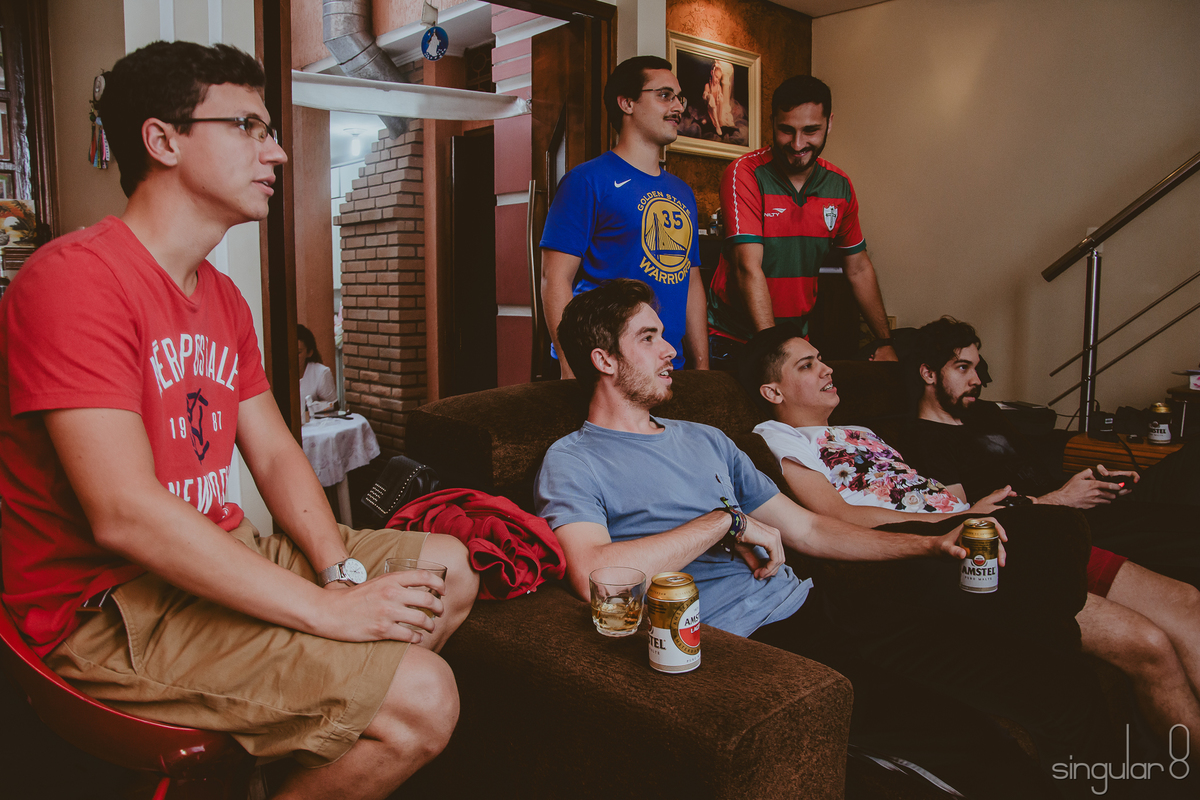 padrinho e noivo jogando video game no making of