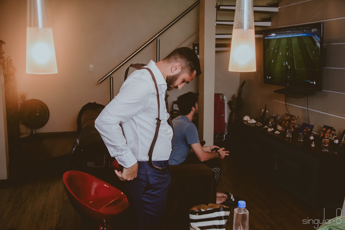 fotografia do making of do noivo feito em casa