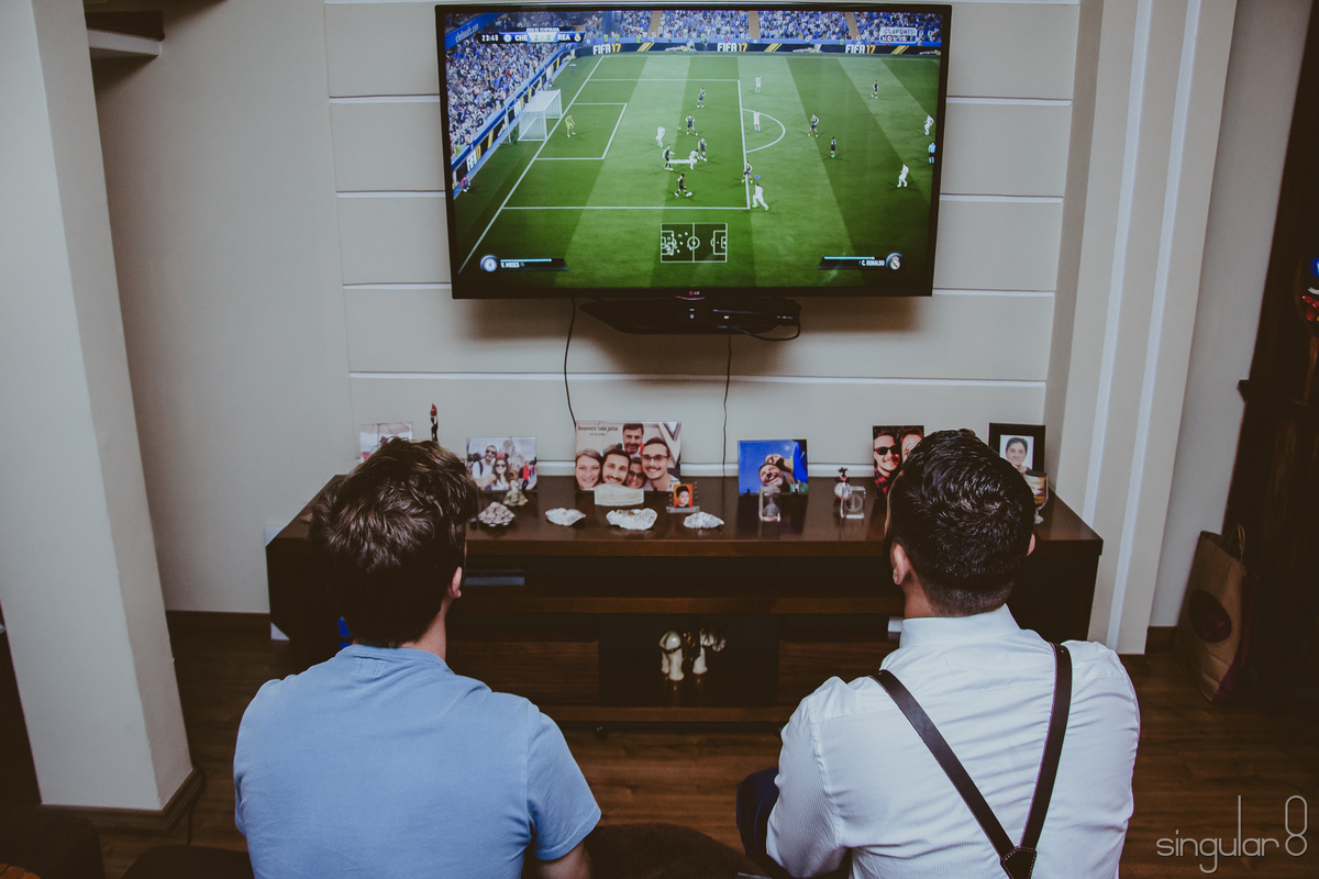 fotografia do making of do noivo em casa na zona leste de são paulo