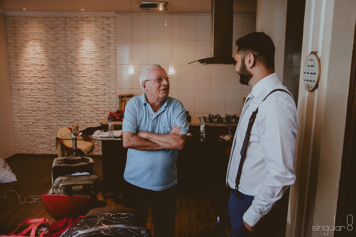 noivo com o avô no making of de casamento na zona leste