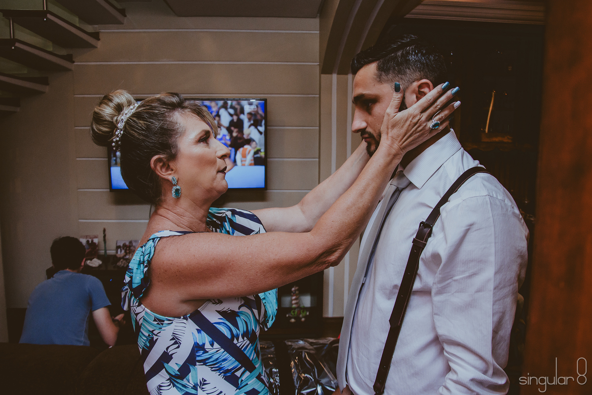 mãe do noivo emocionada no making of feito em casa