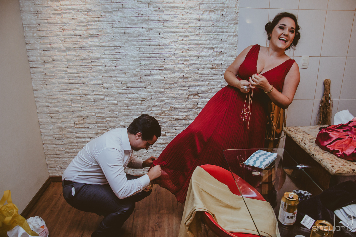 fotografia de madrinha de casamento de vestido vermelho