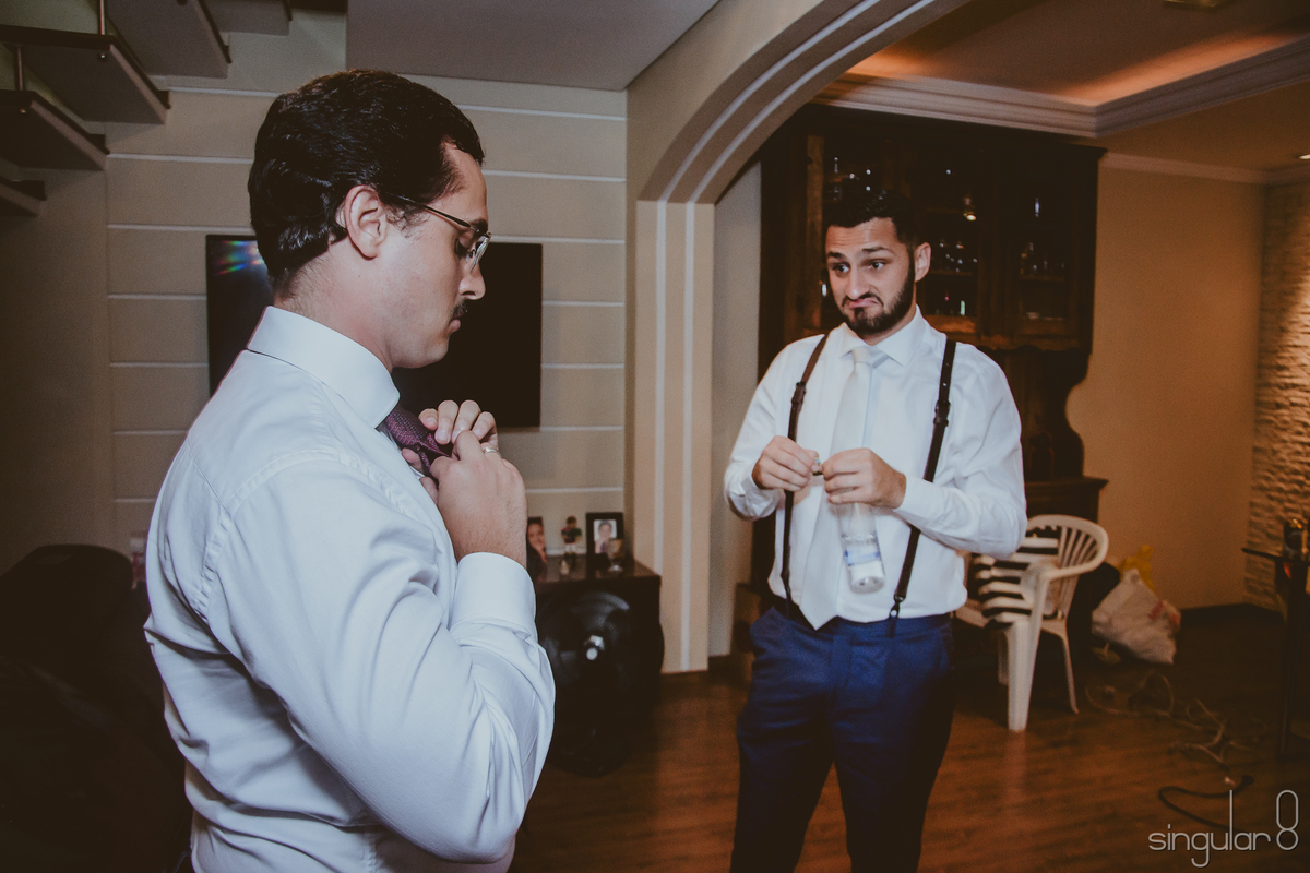 noivo com o irmão no making of feito em casa