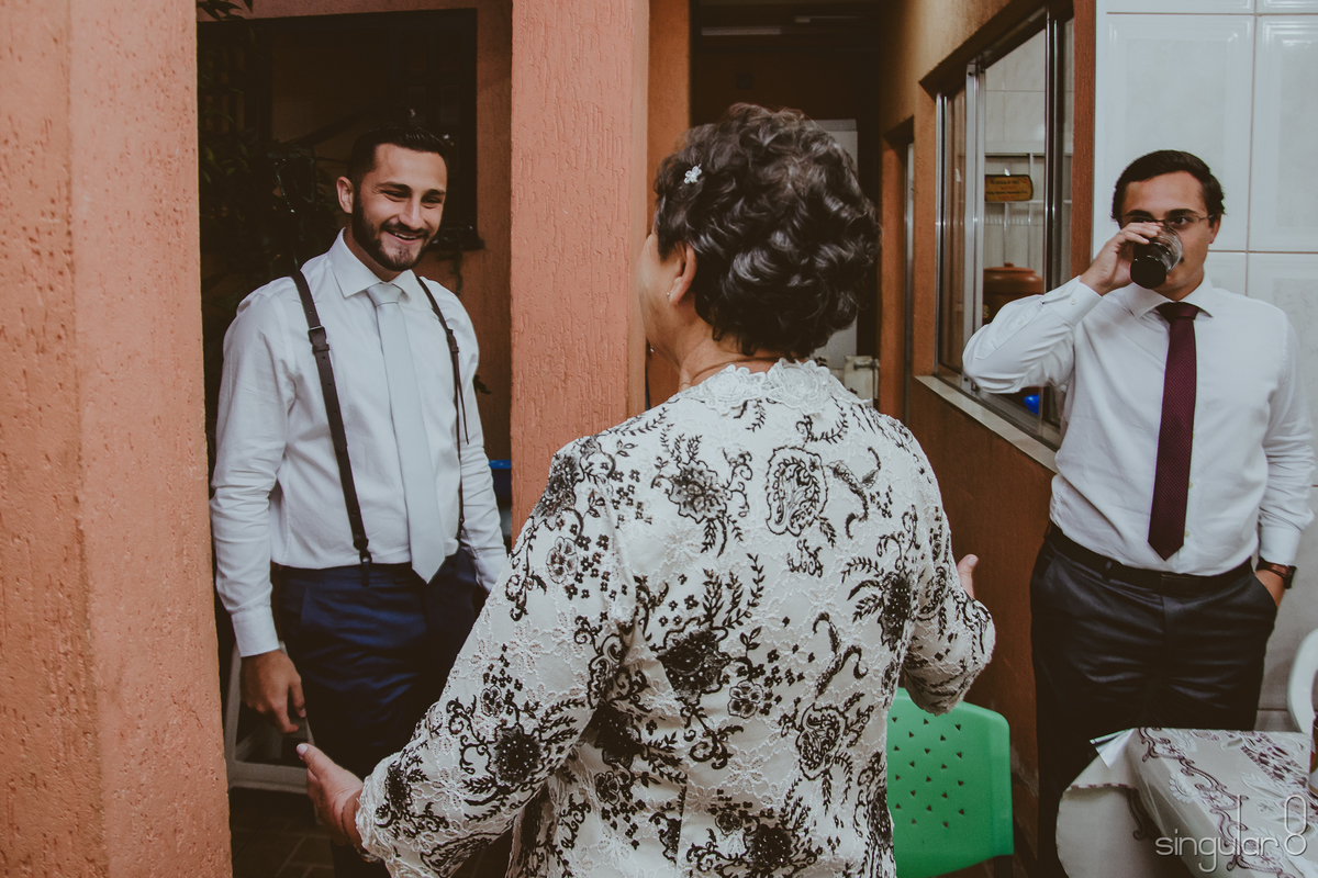 fotografia do noivo com gravata branca com a avó no making of em casa