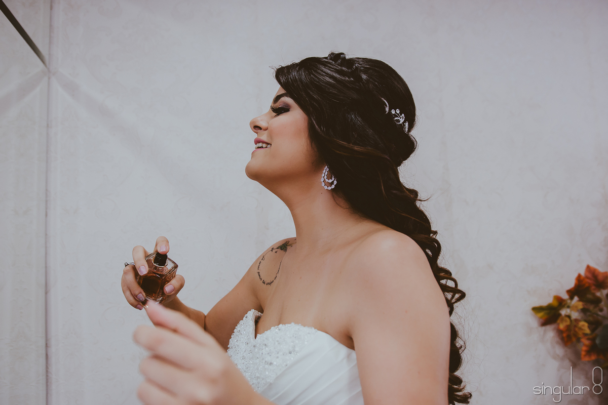 fotografia de noiva espirrando o perfume em maing of no studio f