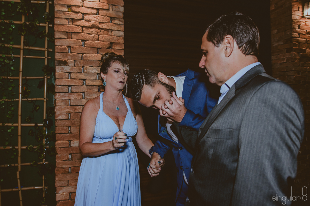 noivo emocionado em casamento de buffet infantil