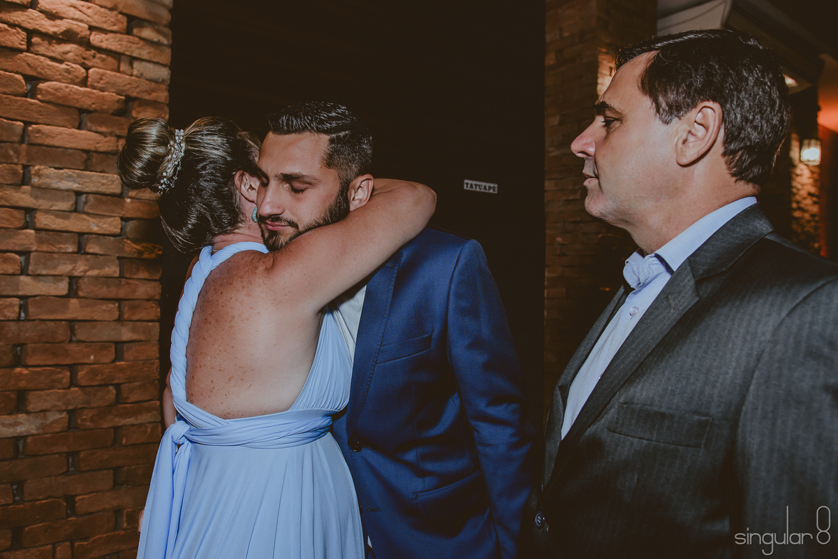 noivo emocionado abraçando a mãe em casamento no buffet infantil