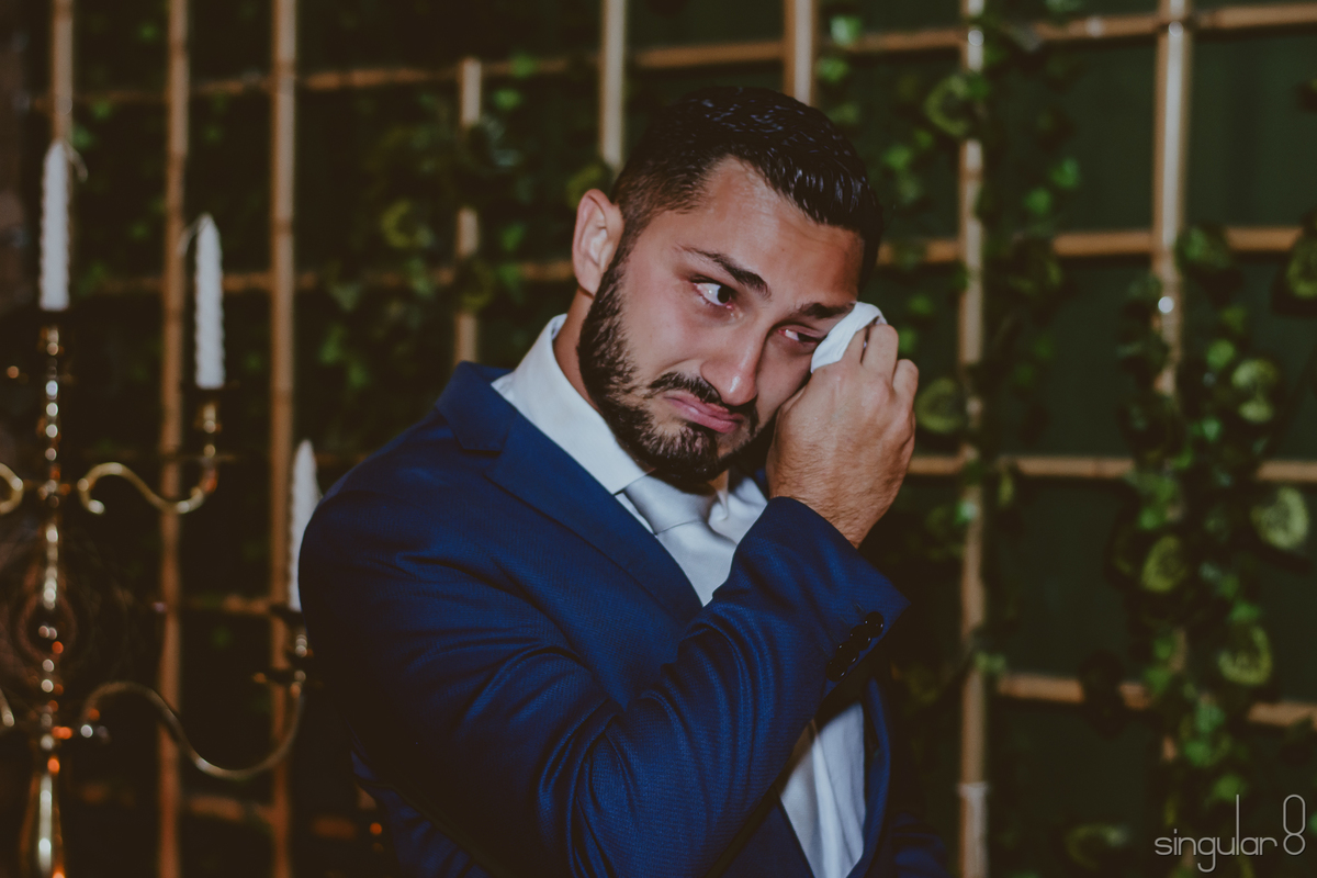 reação do noivo emocionado na entrada da noiva em casamento no buffet infantil
