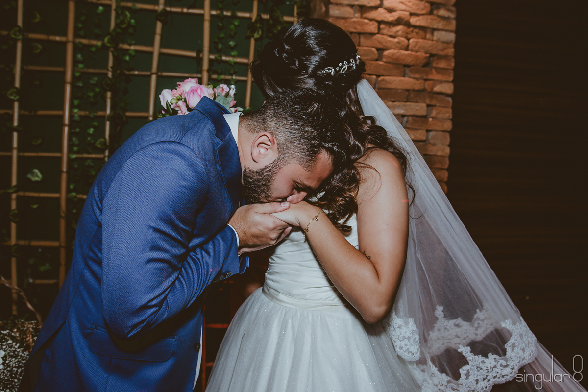fotografia do noivo beijando a mão da noiva em casamento no tatuapé 