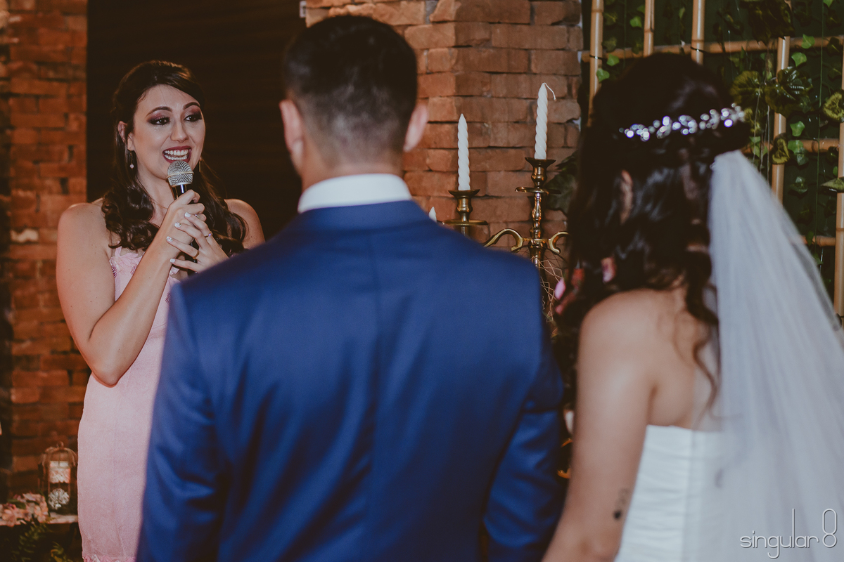 amiga celebrando o casamento em buffet infantil