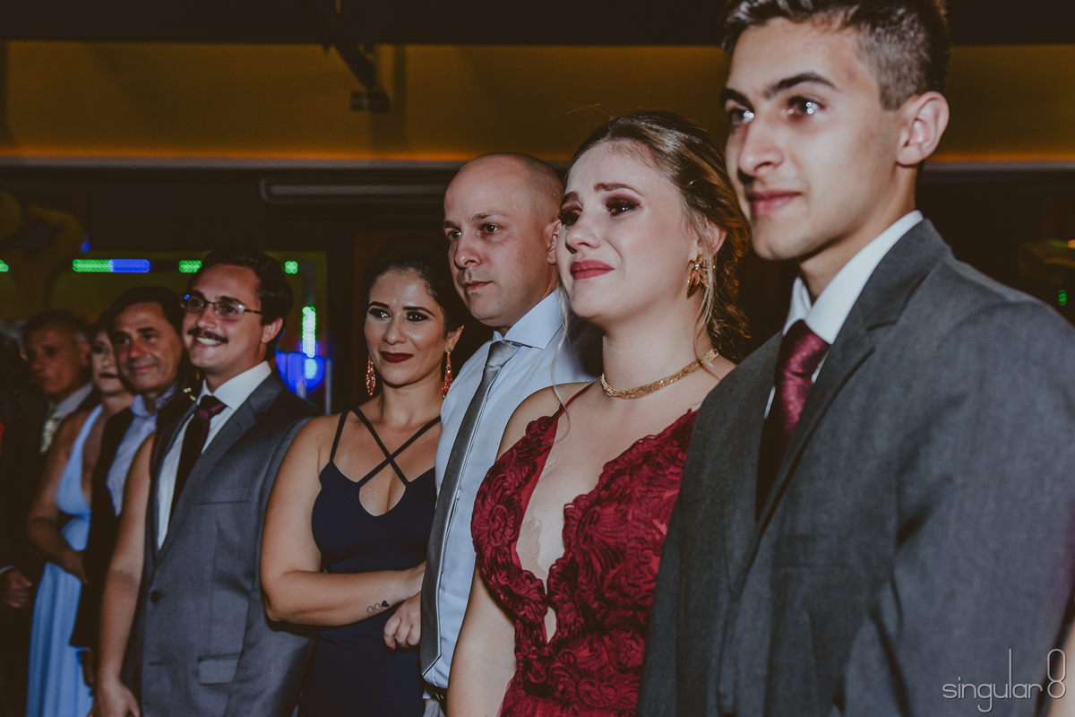 parinhos emocionados em casamento religioso no buffet infantil