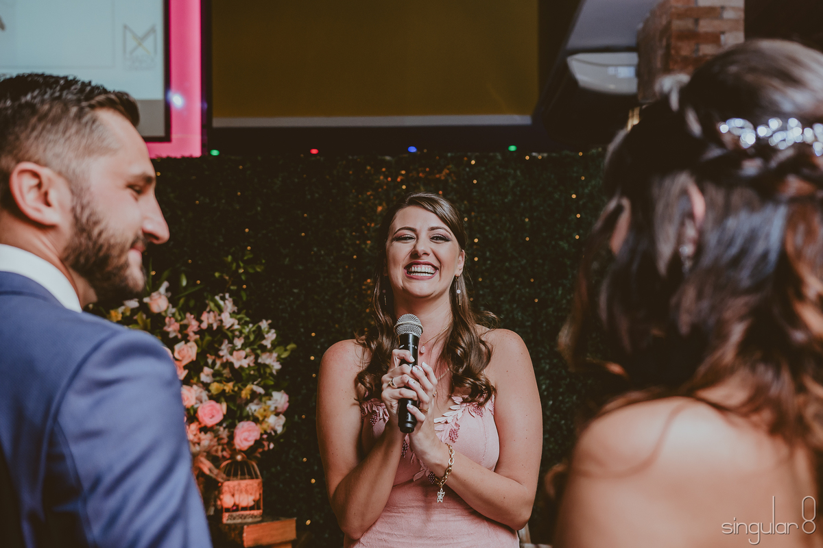 amiga celebrando casamento dos noivos em buffet infantil