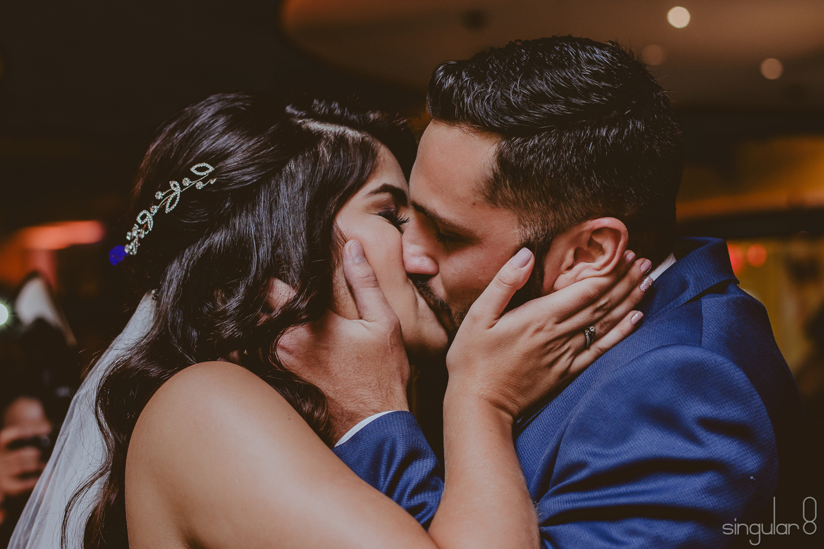 beijo dos noivos no final da cerimônia de casamento em buffet infantil