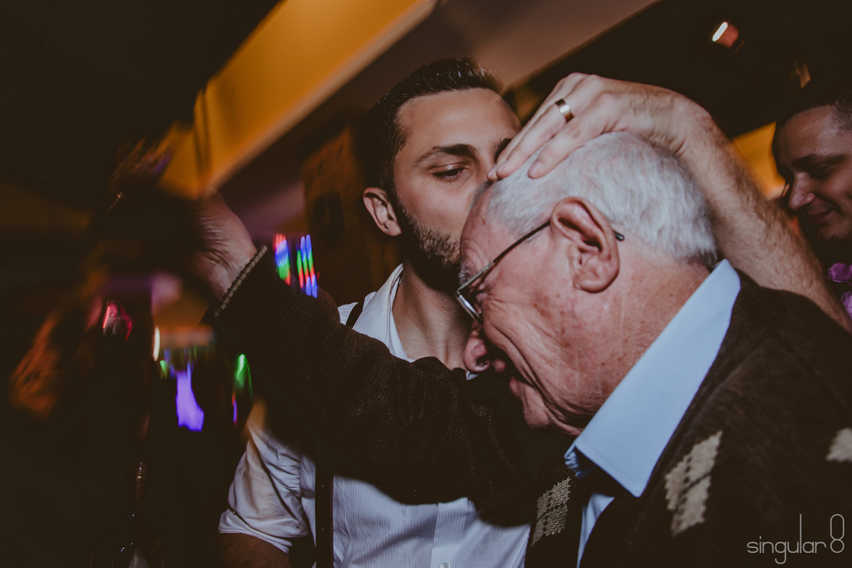noivo beijando a cabeça do avô em casamento em são paulo