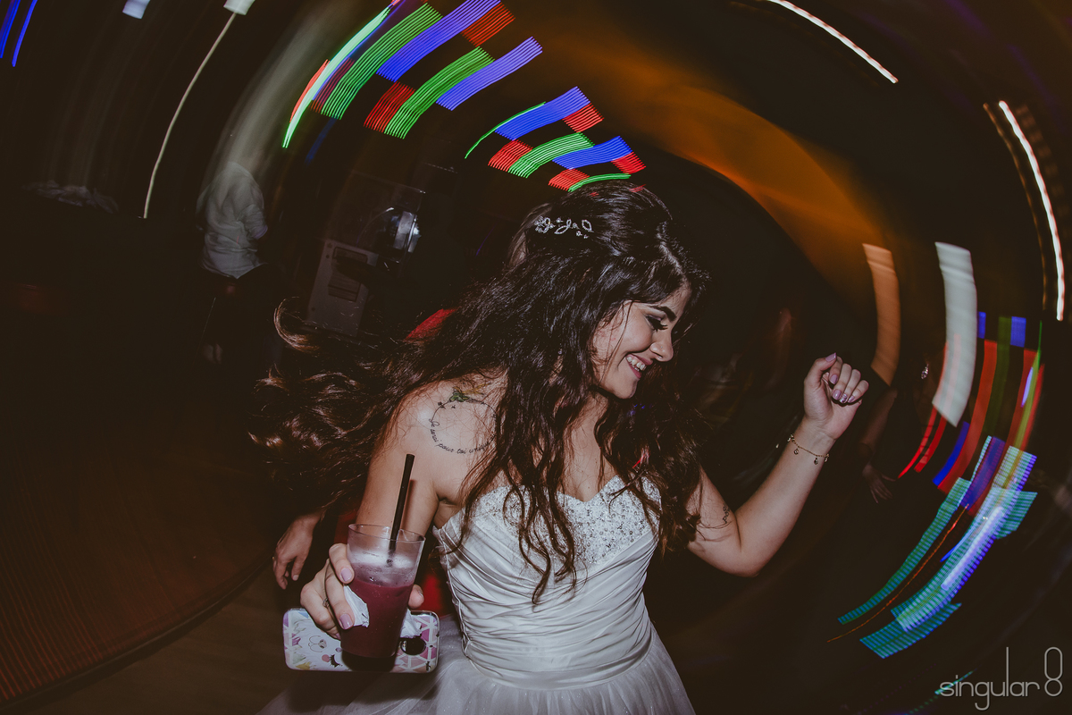 noiva se divertindo em balada de casamento