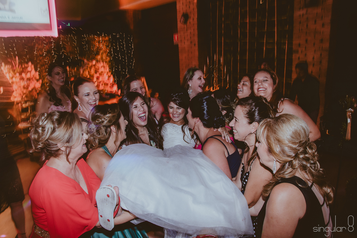 Madrinhas segurando a noiva no colo em festa de casamento no Planeta Kids