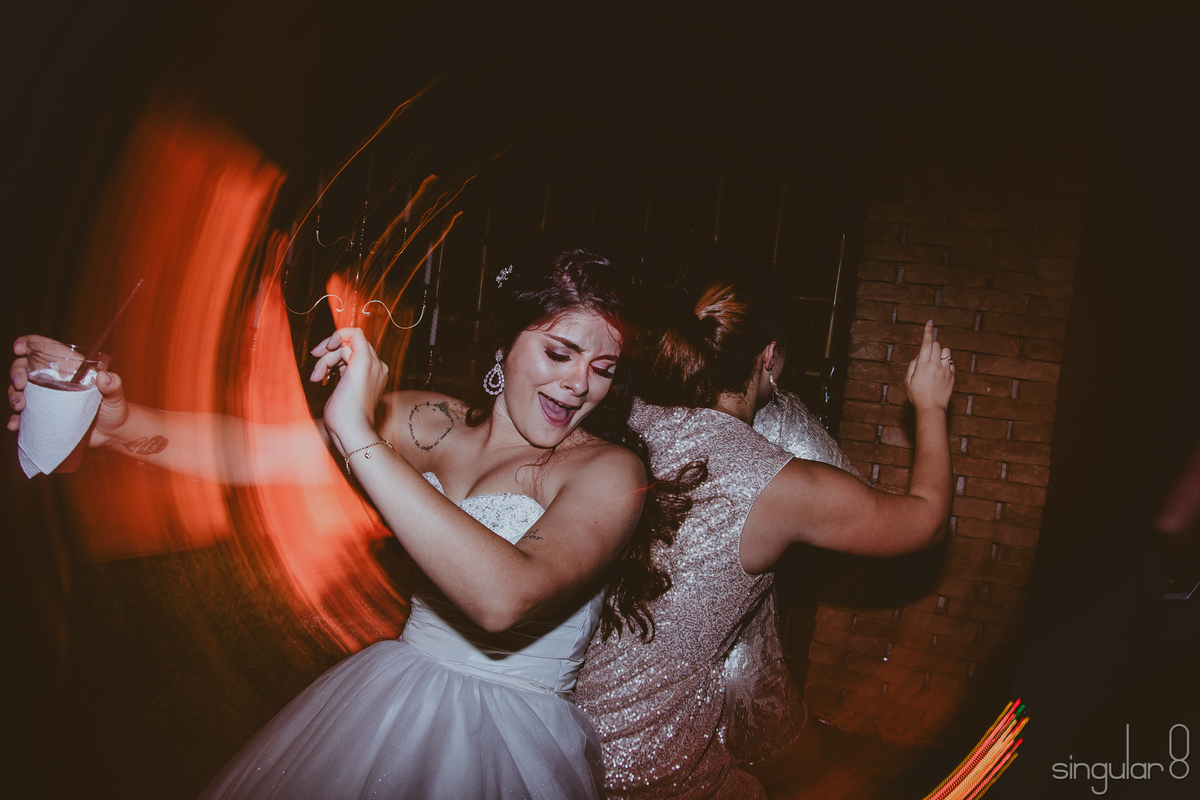 Noiva se divertindo na pista de dança do buffet planeta kids