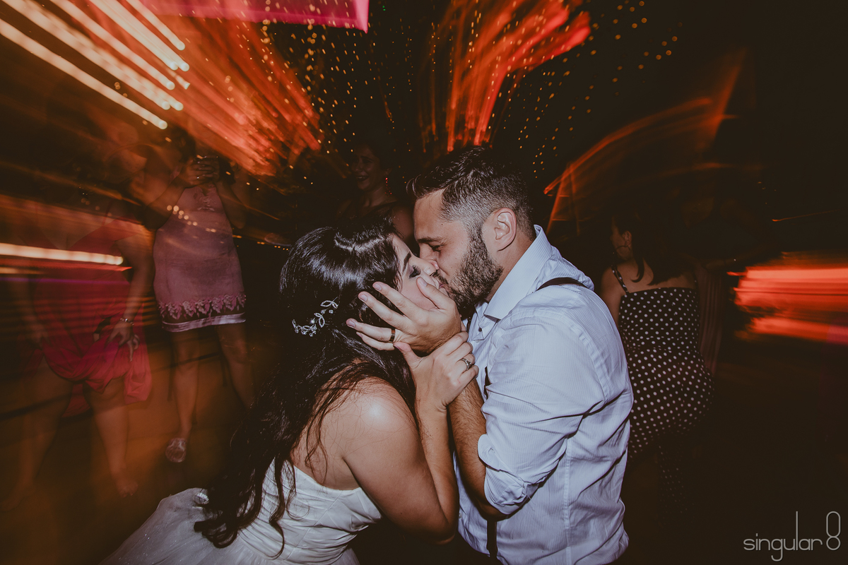 casal se beijando na pista de dança no buffet planeta kids
