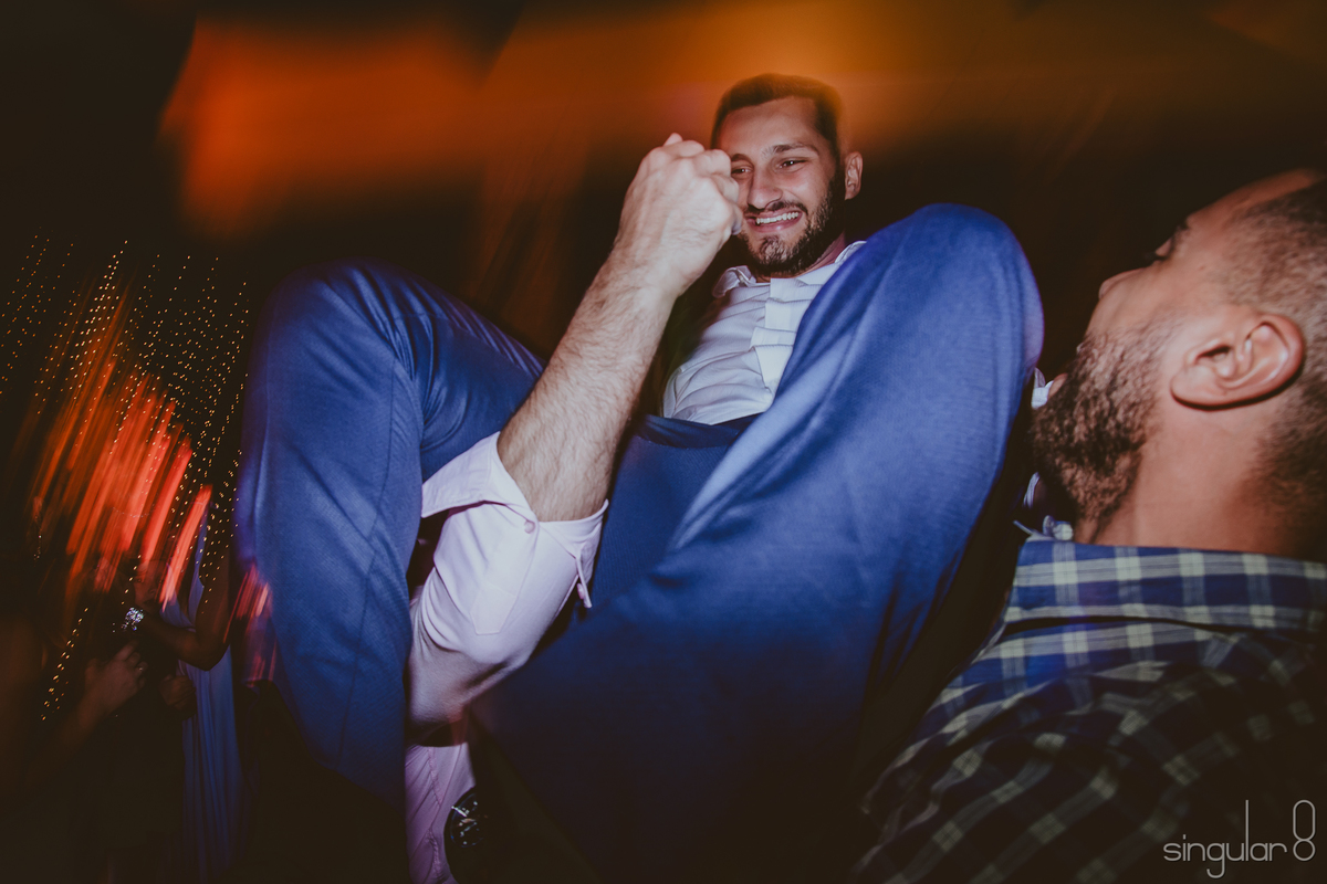 noivo sendo jogado pro alto no casamento no buffet planeta kids