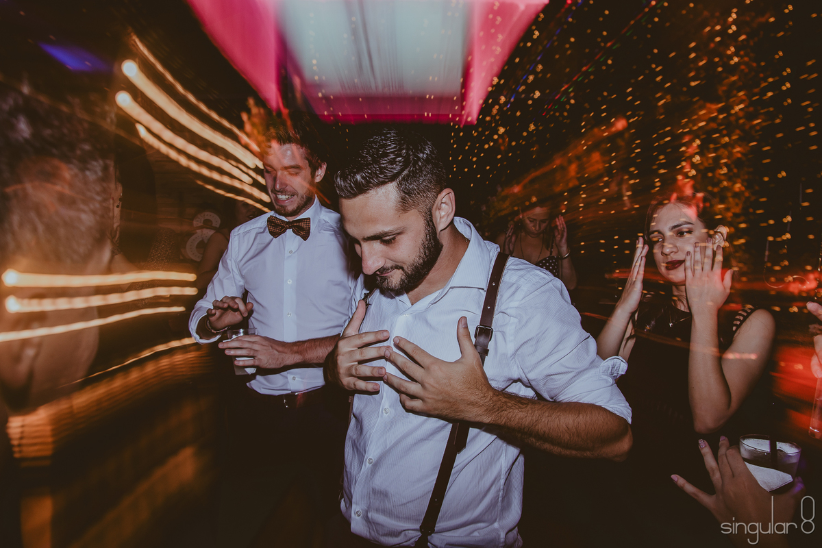 noivo dançando com padrinho de gravata borboleta em buffet infantil