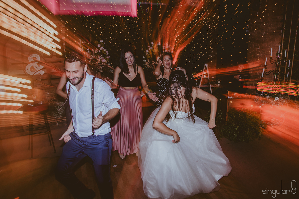 noivos curtindo a balada de casamento no buffet infantil planeta kids