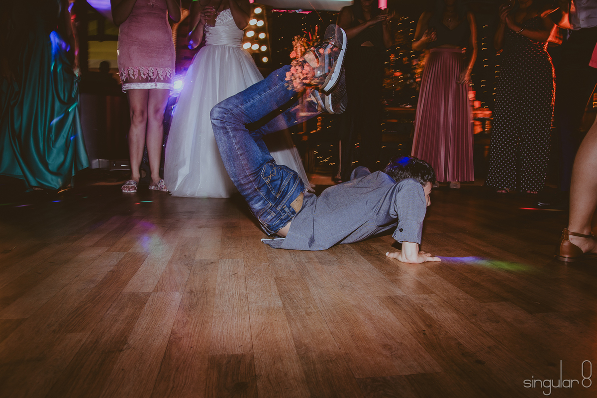 convidado no chão da pista de dança em festa de casamento no tatuapé