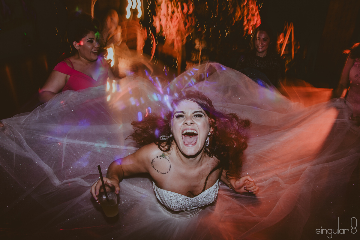fotografia de noiva na pista de dança com as amigas