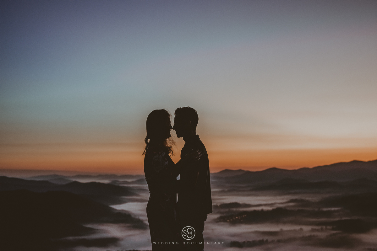 fotografia de ensaio pré casamento no amanhecer no Pico do Olho D'água