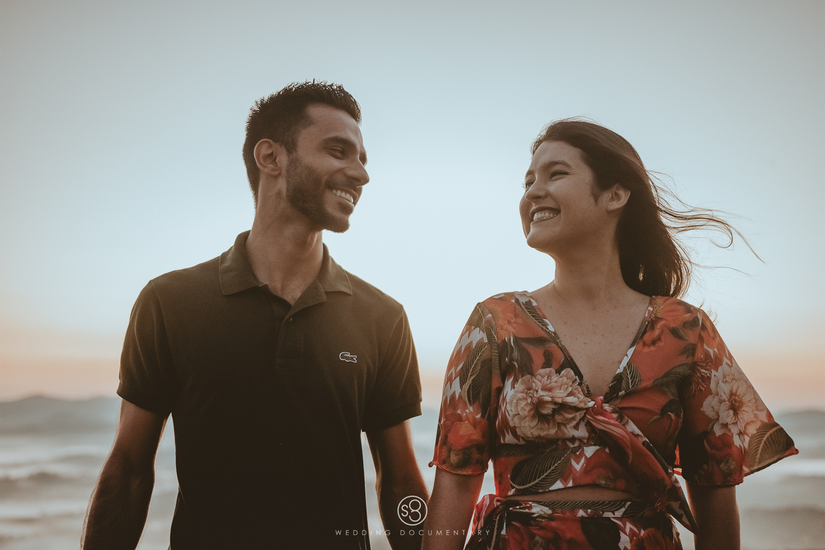 Fotografia de casal sorrindo em ensaio pré weddig em Mairiporã